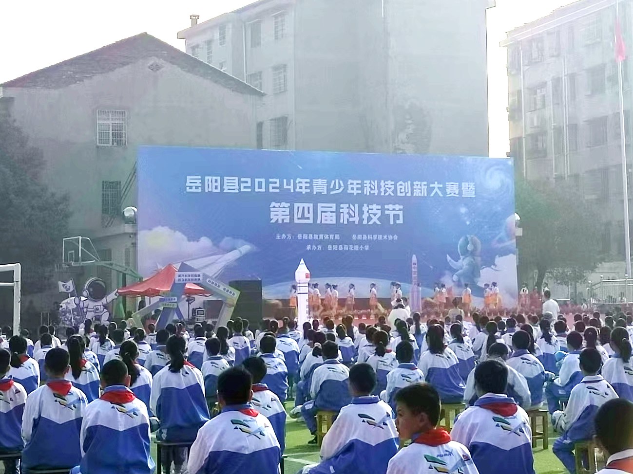 KY平台_KY(中国)一站式服务平台宣传车亮相“岳阳县2024年青少年科技创新大赛暨第四届科技节”